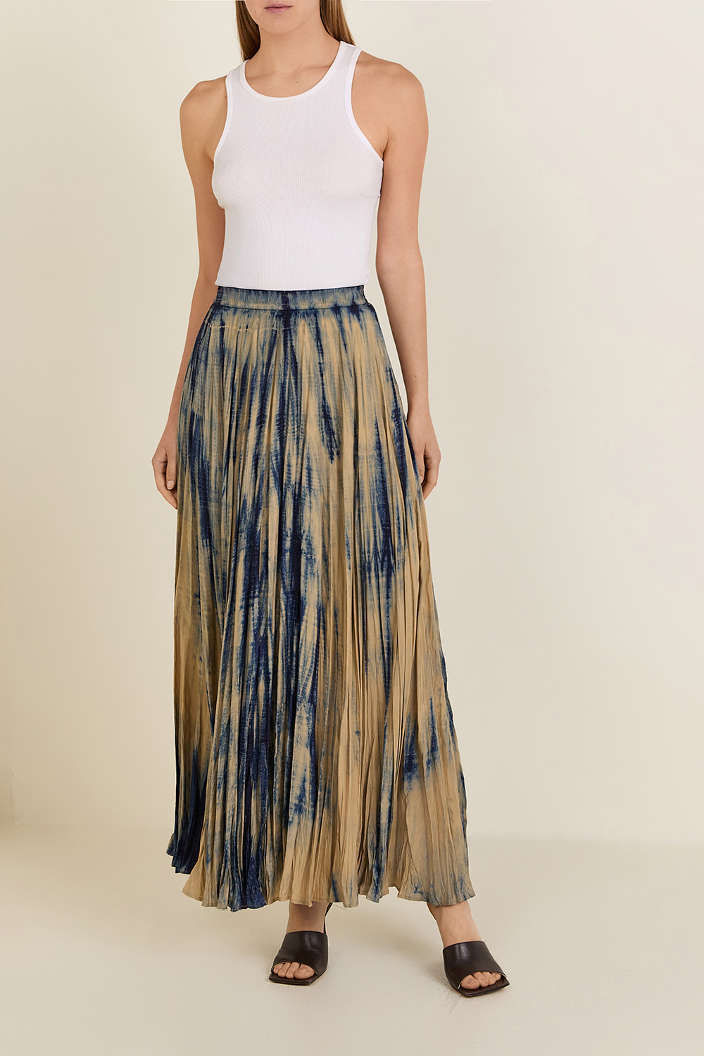 תמונת כל הלוק של חצאית פליסה